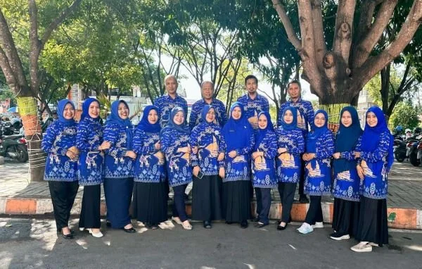 Pegawai RSUD menggunakan bati di Hari Batik Nasional (Dok : Ist).