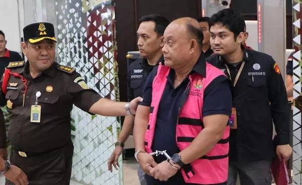 Penampakan Dadan Hindayana sangat Mengenakan Rompi Pink (Dok: Ist).