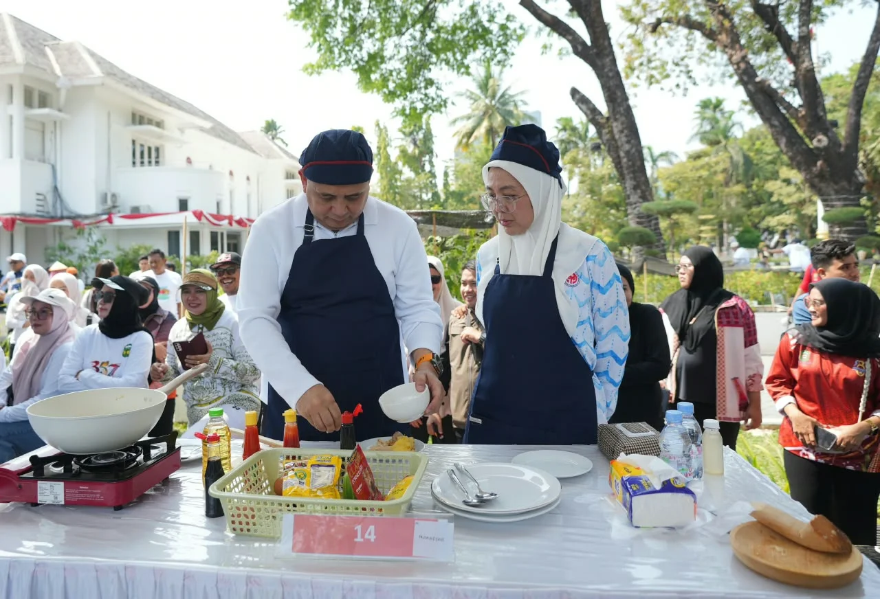 Wali Kota Makassar Munafri Arifuddin saat Mengikuti Lomba Masak Nasi goreng Bersama Ketua TP PKK Kota Makassar dalam Rangka HUT Sulsel (Dok: Ist).