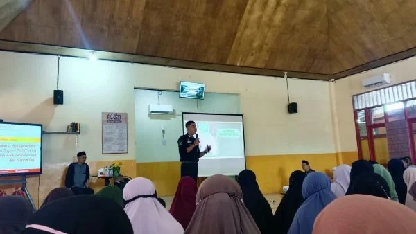Pemateri Materi Muhammad Radiyal Musyaa saat Memberikan Arahan dalam Pertemuan Orang Tua Siswa Sekolah Islam Mafaaza di Borongloe, Kecamatan Bontomarannu (Dok: Sinta KabarMakassar)