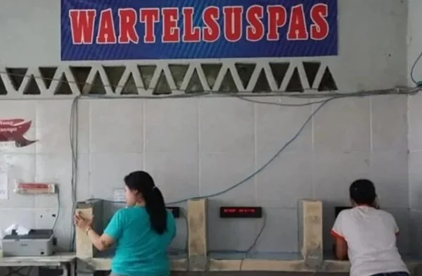 Para narapidana atau warga binaan Rutan Kelas I Makassar, Sulawesi Selatan begitu antusias memanfaatkan sarana Watelsusppas. Dimana warga binaan itu wajib mengantri untuk memanfaatkan warung telekomunikasi khusus Pemasyarakatan (Wartelsuspas). Foto IST