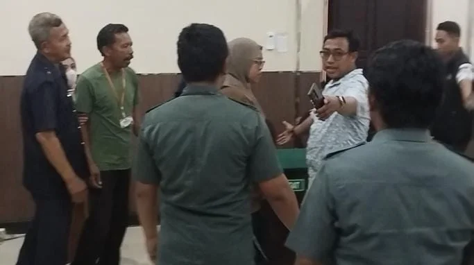 Ruang sidang di PN Takalar sempat ricuh (Dok: Sholeh Sibali KabarMakassar)