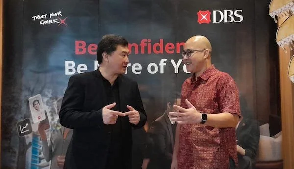 Head of Investment & Insurance Product, Consumer Banking Group PT Bank DBS Indonesia, Djoko Soelistyo dan Equities Specialist DBS Group Research, Maynard Arif saat membahas tren dan strategi wealth management Bank DBS Indonesia di Makassar (Dok: Nofi Kaba