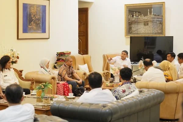 rapat koordinasi khusus bersama jajaran Dinas Lingkungan Hidup (DLH) di kantor DLH (Dok: Ist).