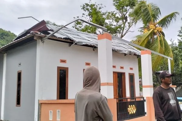 Atap rumah warga yang rusak di Lingkungan Rangas Barat (Dok : Aldy KabarMakassar).