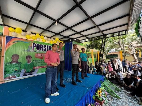 Jajaran Polres Jeneponto, saat memberikan pembinaan dan Penyuluhan di MTsN 1