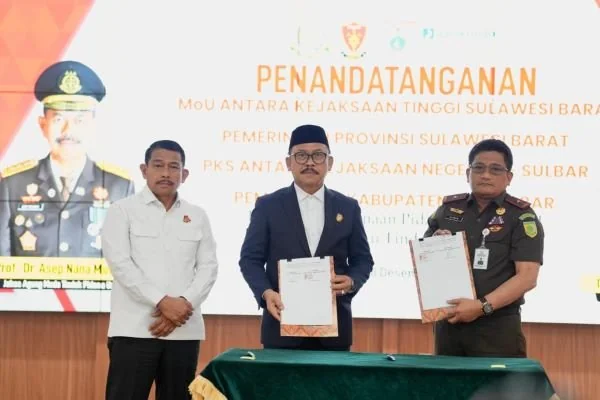 Gubernur Suhardi Duka saat memperlihatkan hasil MoU bersama Kajati Sulbar (dok:ist)