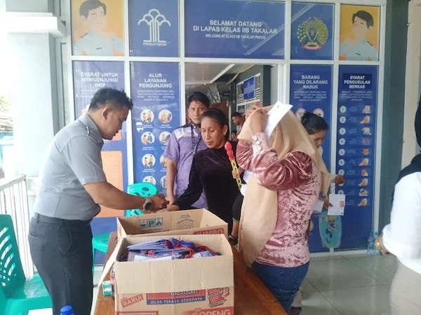 Suasana Pemeriksaan Barang Hendak Di bawa Masuk