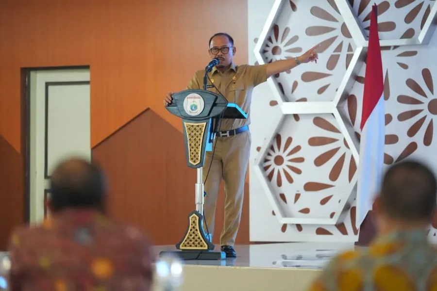 Gubernur Sulbar Suhardi Duka saat membuka kegiatan sinkronisasi usulan lokasi program listrik daerah (Dok: Ist)