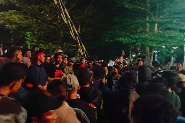 Massa aksi saat masih bertahan hingga malam hari di Kantor Gubernur Sulbar (Dok : Ist).