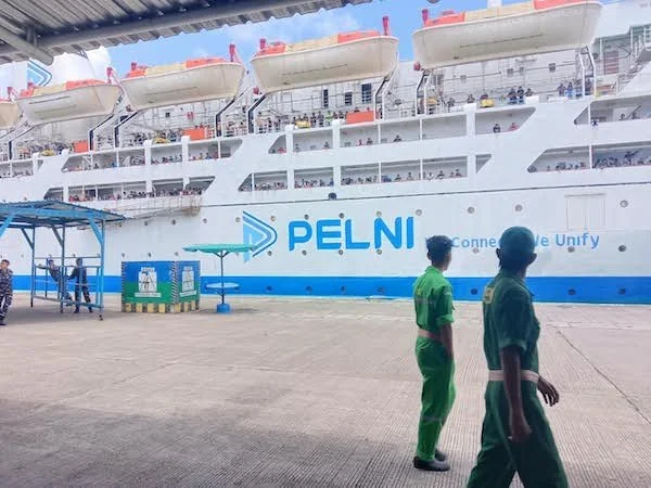 Kapal Pelni (Dok: Sinta KabaMakassar).