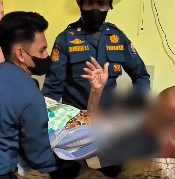 Damkar saat membantu lansia dibawah ke layanan kesehatan (Dok: Ist)