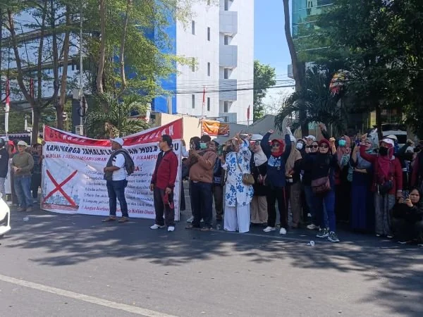 Masa Aksi Demo di Kantor Balaikota Makassar, (Dok: Sinta Kabar Makassar).