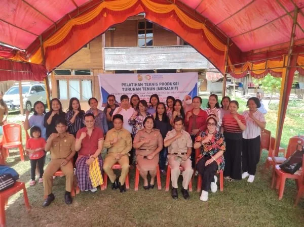 Pelatihan Teknik Produksi Turunan Tenun menghadirkan Desainer dari Bali (Dok : ist).