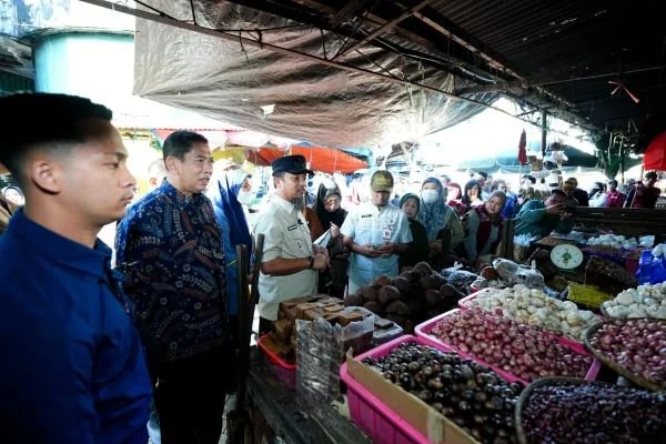 Gubernur Sulsel Andi Sudirman Sulaiman saat melakukan sidak di Pasar Terong (dok. Ist)