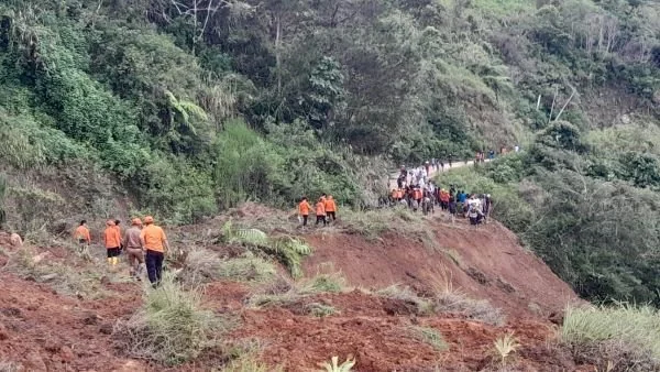 Tanah longsor di jalan Desa Bonglo Kecamatan Bastem Utara, Kabupaten Luwu, Senin (26/2).