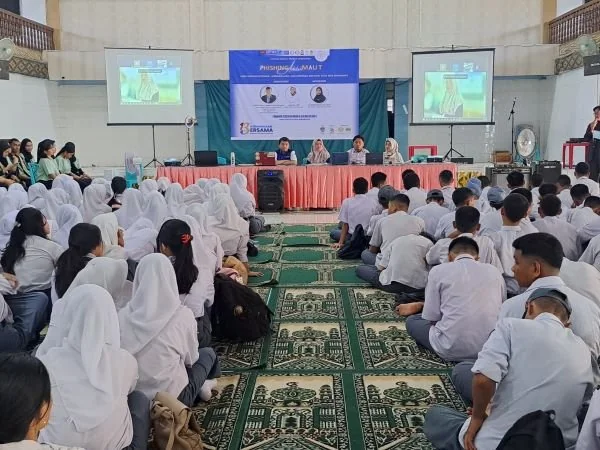 Kegiatan literasi digital untuk siswa-siswi SMK Darussalam Makassar (Dok : ist)