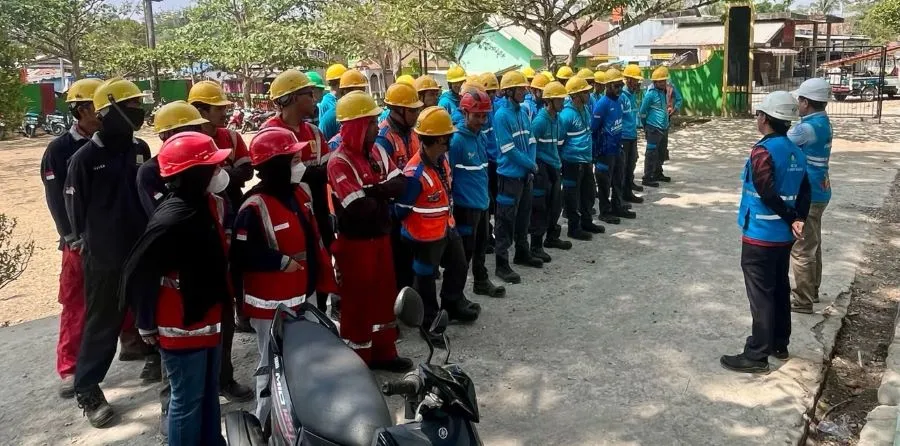 Tim PLN ULP Kalebajeng mengikuti safety briefing dan doa pagi sebelum pemeliharaan jaringan listrik (Dok: Ist)