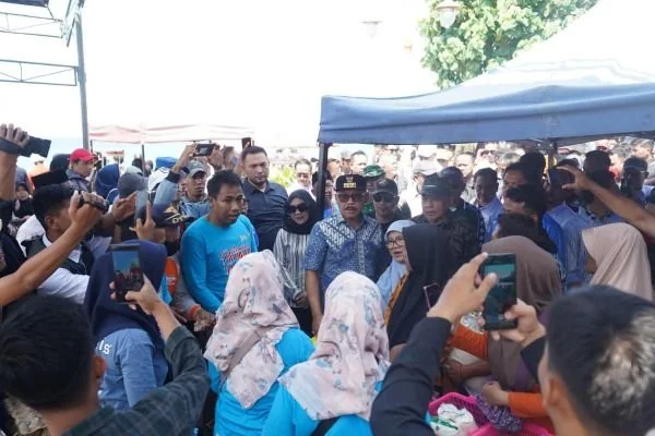 Gubernur Sulbar Suhardi Duka saat memantau GPM di pesisir Pantai Majene  (Dok : Ist).