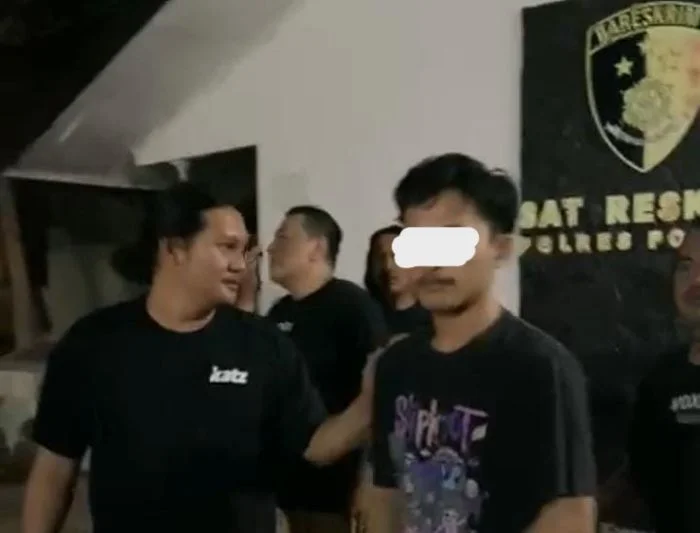 Polisi amankan pelaku yang diduga melakukan penganiayaan terhadap pengemudi ojek online (Dok: Sholeh Sibali KabarMakassar)