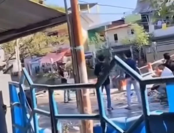 tangkapan layar para pemuda yang melempari baru rumah warga (Dok: Ist)
