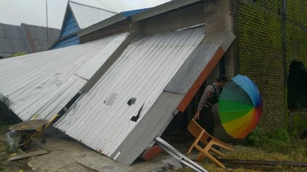 Kondisi rumah M usai di amuk massa. (Foto: ist)