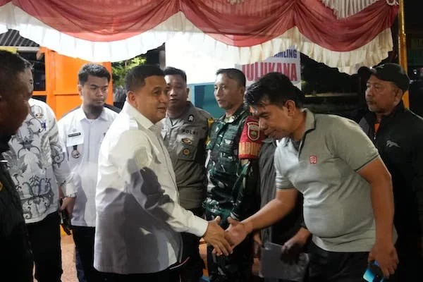 Wali Kota Makassar Munafri Arifuddin saat Memantau Lokasi Penyerahan Bantuan Rumah untuk Keluarga Korban Demonstrasi, (Dok: Ist).