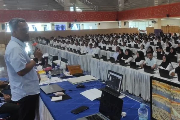 Bupati Jeneponto, Paris Yasir bersama Wabup Islam Iskandar, saat meninjau ujian Seleksi Kompetensi Pegawai Pemerintah dengan Perjanjian Kerja (PPPK) Tahap II di Kampus Universitas Muhammadiyah (Unismuh) Makassar (Dok : Ist).