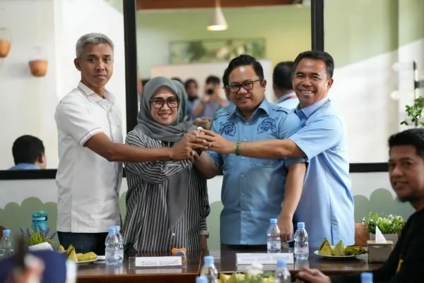 Husniah Talenrang dan Darmawangsyah Muin menggelar pertemuan perdana, di Cafe Kepo, Kecamatan Panakkukang, Kota Makassar (Dok : Ist).