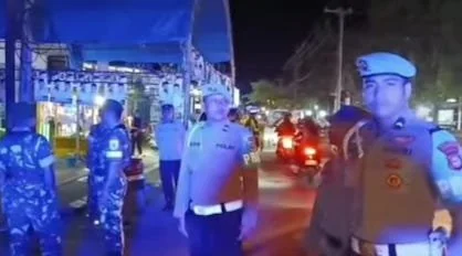 Para personil Gabungan saat melakukan operasi di Kantor Logistik KPU Jeneponto. (Ist).