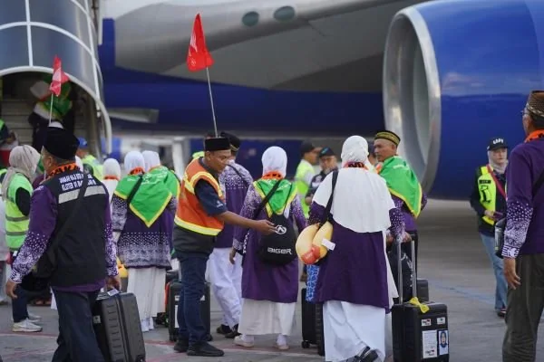 Jemaah haji Kloter pertama asal Embarkasi Makassar (UPG 01), tiba di Bandara Amin Muhammad bin Abdul Aziz (AMAA), Madinah.