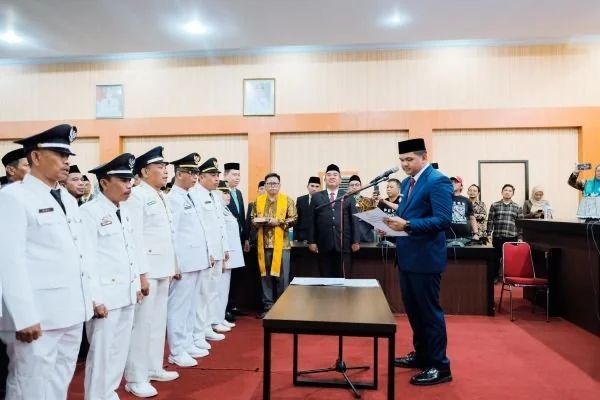 Bupati Bantaeng, M. Fathul Fauzy Nurdin melantik Pejabat Pengawas dan Pejabat Administrator Lingkup Kabupaten Bantaeng  (Dok : Ist).