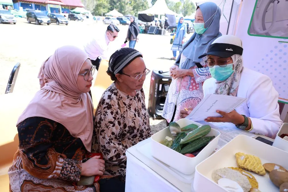 Dokter spesialis dari RSUD H Andi Sulthan Daeng Radja Bulukumba memberikan pelayanan kesehatan gratis kepada masyarakat dalam Jambore Pelayanan Publik di Kelurahan Borong Rappoa, Kecamatan Kindang, Bulukumba (Dok: Ist)