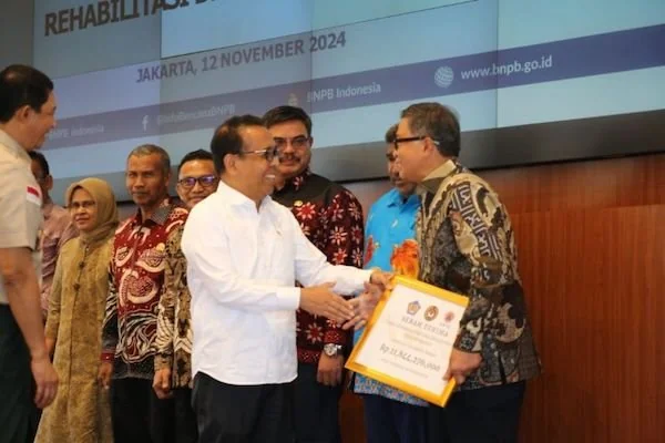 Pemerintah Provinsi Sulawesi Barat (Sulbar) menerima dana hibah dari pemerintah pusat untuk membangun tanggul dan dua jembatan di Desa Tapandullu yang terletak dipesisir Kabupaten Mamuju dengan mengunakan anggaran Rp21,8 miliar, di Mamuju, Selasa (12/11/2