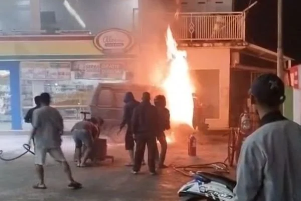 mobil angkutan umum yang terbakar di SPBU Maros (Dok: Ist)