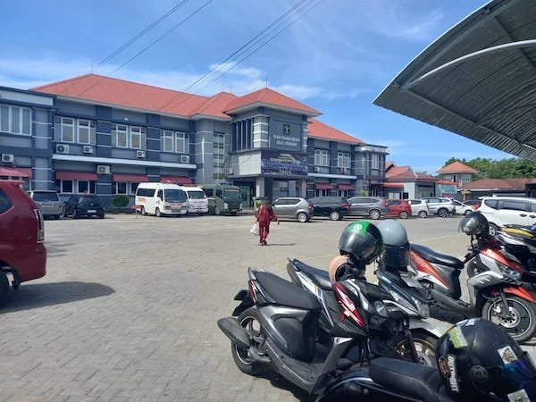 Suasana area kantor Rutan Makassar Kanwil Kemenkumham Sulawesi Selatan yang tampak ramai kunjungan atau keluarga saat membusuk warga binaan, Kamis (20/6). Dok  KabarMakassar.com