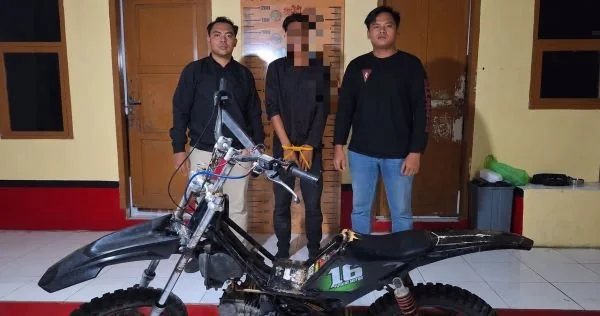 Pelaku (Tengah) Diamankan Tim Resmob Polresta Mamuju. (Dok: Ist)