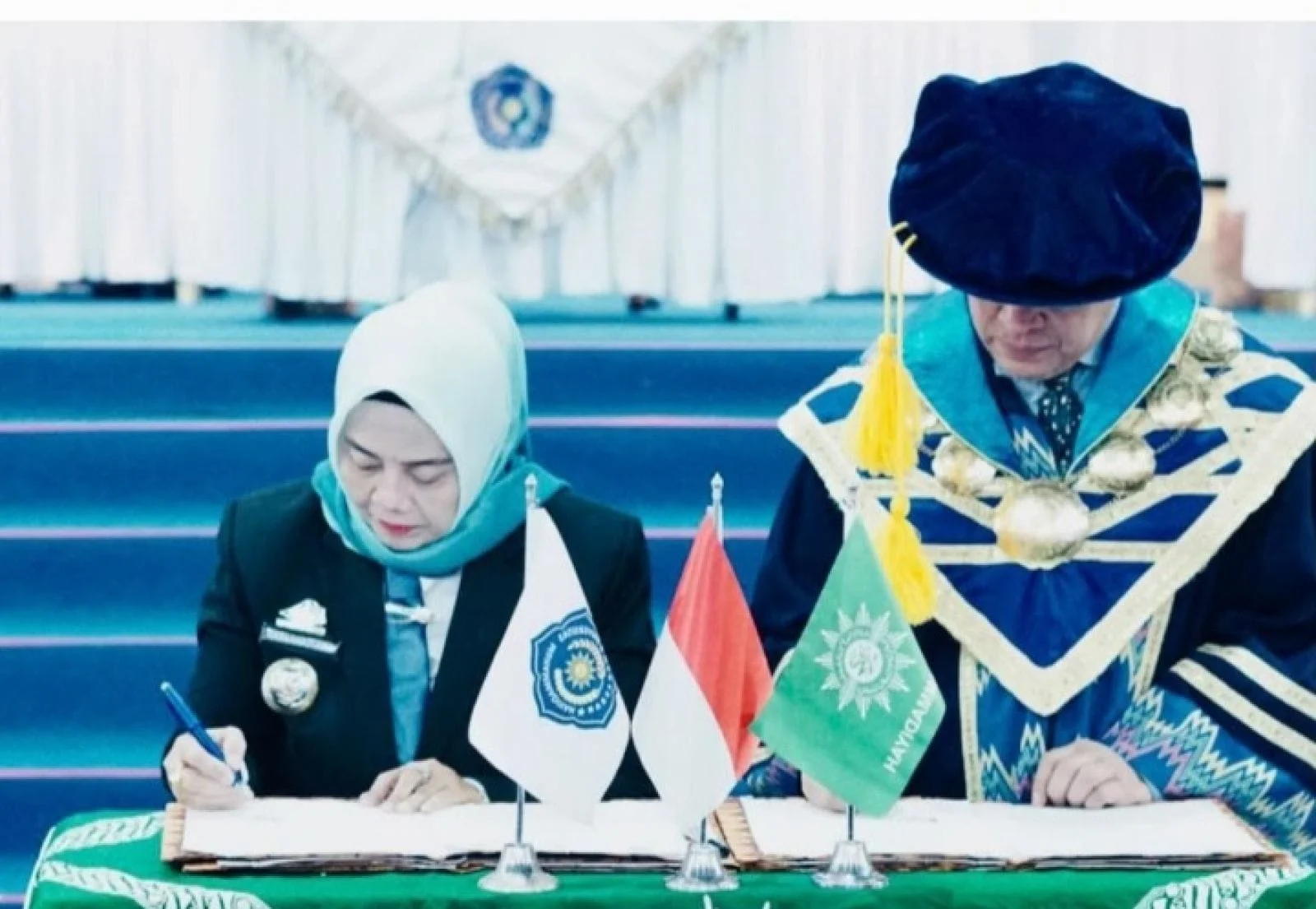 Penandatanganan MoU oleh Bupati Sinjai, Ratnawati Arif, dan Rektor Unismuh Makassar, Abdul Rahim Nanda (dok. Ist)
