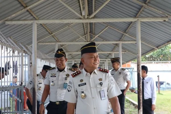 Kepala Lembaga Pemasyarakatan (Lapas) Kelas IIA Bulukumba, Mansur, didampingi jajaran pejabat struktural melakukan peninjauan langsung ke area blok hunian warga binaan. (Dok: Ist)