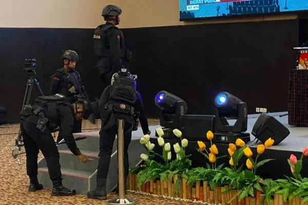 Personel Polresta Mamuju dan Tim Jihandak Brimob Polda Sulbarsaat melakukan sterilisasi (Dok : ist).