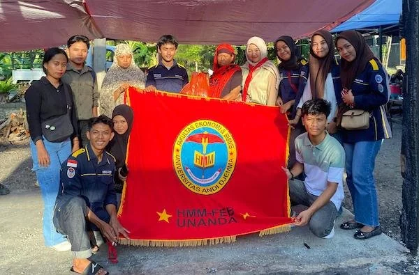 HMM Unanda menyerahkan bantuan sembako bagi korban kebakaran. Dok. Ist