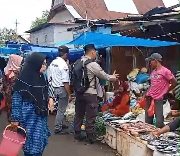 Kepala Desa Rumbia, Suprianto Daeng Lolo bersama petugas kepolisian dan TNI saat melakukan penertiban di Pasar Tradisional Ramba. (Foto/ist).