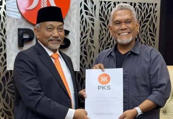 Presiden PKS Ahmad Syaiku (kiri) menyerahkam surat rekomendasi kepada Amri Arsyid sebagai bakal calon wali kota Makassar (Dok : ist).