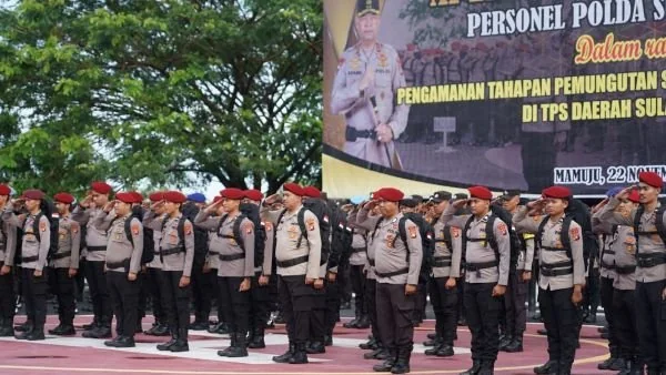 Personel Polda Sulbar saat mengikuti apel pergeseran pasukan yang dipimpin Kapolda Sulbar (Dok : Ist).