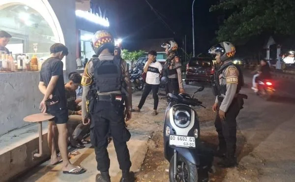 Personil Satuan Samapta Polres Jeneponto, Polda Sulawesi Selatan (Sulsel), saat melakukan patroli keliling di Alun-Alun Kota Bontosunggu (Dok : Ist).