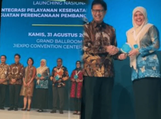 Pada Launching Nasional Integrasi Pelayanan Kesehatan Primer,  Wabup Hj Suhartina Bohari Terima Penghargaan