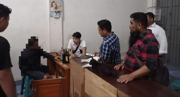 Personel Polresta Mamuju saat melakukan penyitaan miras.