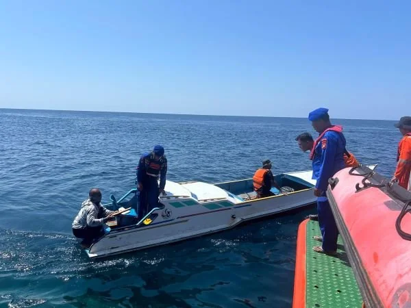 Tim SAR gabungan saat mengevakuasi 6 penumpang KLM Mitra Pesisir (Dok : Ist).