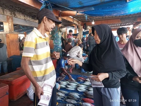 Pada Saat Anggota PPK Ujung Tanah Makassar Melakukan Sosialisasi di Pelelangan Ikan Paotere