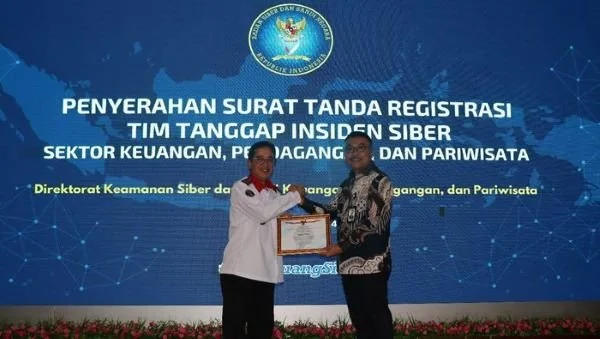 Direktur Utama PT.Bank Sulselbar Yulis Suandi (kanan) menerima Surat Tanda Registrasi Tim Tanggap Insiden Siber (Dok : Ist).